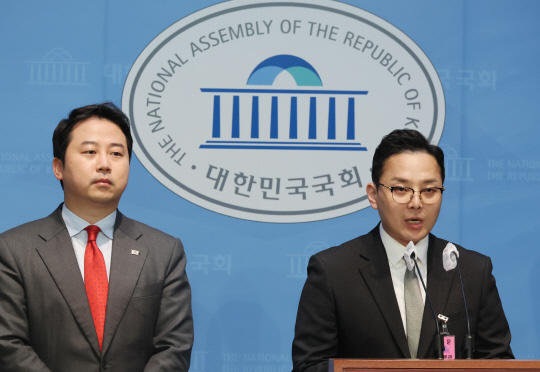 이재명 더불어민주당 대표의 경기도지사 시절 부인 김혜경씨의 경기도 법인카드 유용 의혹을 제보한 전직 경기도 공무원 조명현씨(오른쪽)가 18일 국회 소통관에서 장예찬(왼쪽) 국민의힘 청년최고위원과 함께 국감 참석 방해 규탄 기자회견을 하고 있다. 익명으로 언론에 제보, 공익신고자 인정을 받았던 조씨는 이날 얼굴과 이름을 공개했다.<연합뉴스>